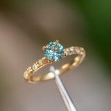 0.96ct Round Color-Shifting Sapphire in 18k Yellow Gold Evergreen Solitaire with Scattered Embedded Diamonds