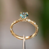0.96ct Round Color-Shifting Sapphire in 18k Yellow Gold Evergreen Solitaire with Scattered Embedded Diamonds