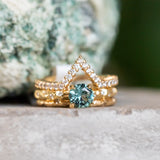 0.96ct Round Color-Shifting Sapphire in 18k Yellow Gold Evergreen Solitaire with Scattered Embedded Diamonds