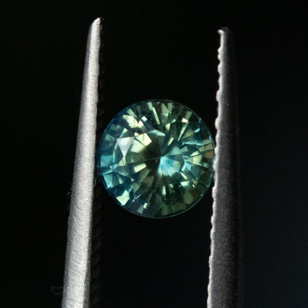 1.34CT ROUND MADAGASCAR SAPPHIRE, UNTREATED, PARTI LIGHT GREEN AND BLUE, 6.31X4.39MM
