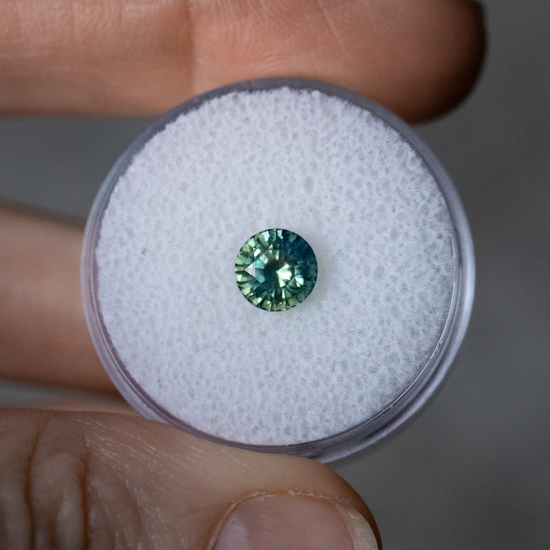 1.34CT ROUND MADAGASCAR SAPPHIRE, UNTREATED, PARTI LIGHT GREEN AND BLUE, 6.31X4.39MM