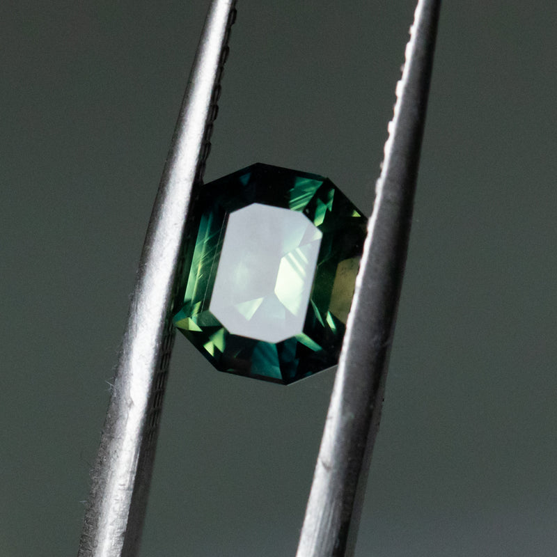 2.55CT OCTAGONAL AUSTRALIAN PARTI SAPPHIRE, UNTREATED, DEEP GREEN AND LIME GREEN, 7.88X6.54X5.09MM