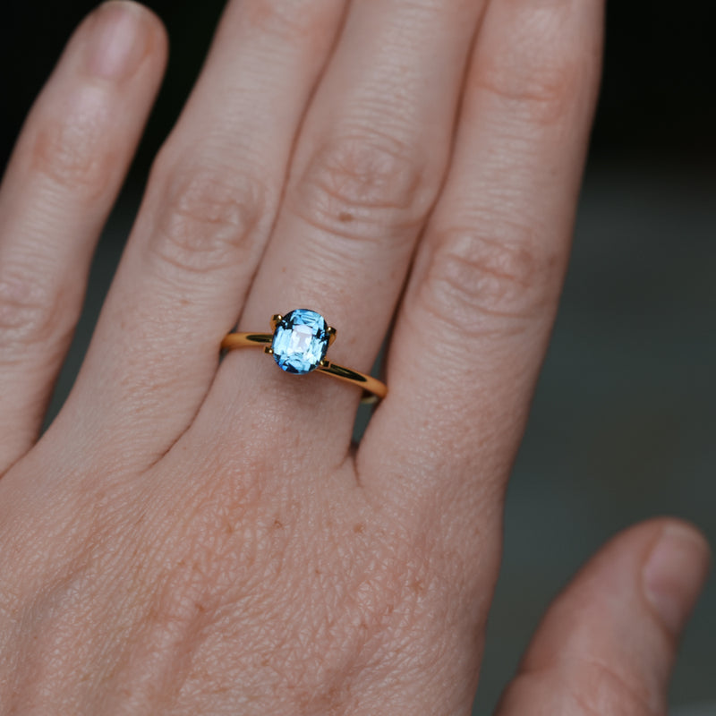 2.02CT OVAL MADAGASCAR SAPPHIRE, DEEP TEAL AND LIGHT BLUE FLASHES, UNTREATED, 7.3X6.1X5.1MM