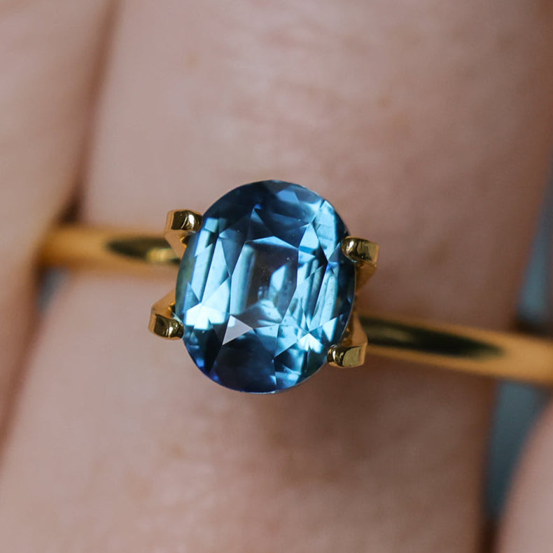 2.02CT OVAL MADAGASCAR SAPPHIRE, DEEP TEAL AND LIGHT BLUE FLASHES, UNTREATED, 7.3X6.1X5.1MM