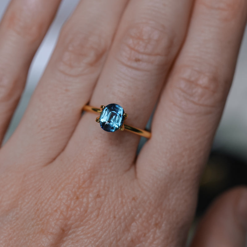 2.02CT OVAL MADAGASCAR SAPPHIRE, DEEP TEAL AND LIGHT BLUE FLASHES, UNTREATED, 7.3X6.1X5.1MM