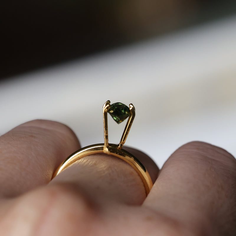 1.28CT AUSTRALIAN MARQUISE SAPPHIRE, PARTI LIGHT AND DARK GREEN, UNTREATED, 9.9X4.88X3.22MM