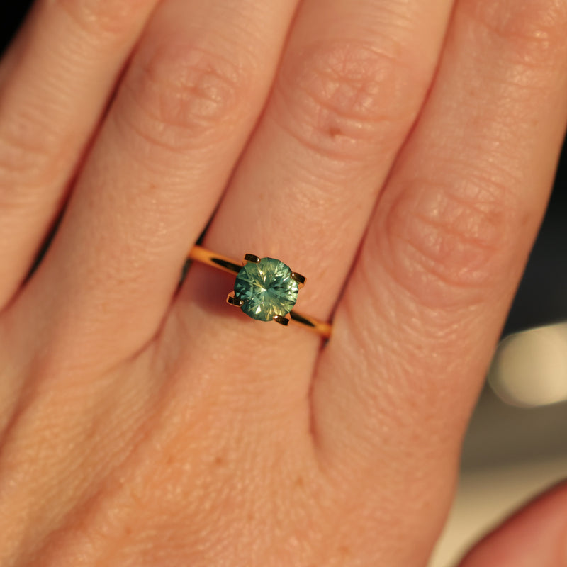 1.29CT ROUND MADAGASCAR SAPPHIRE, SILKY YELLOW GREEN PARTI, UNTREATED, 6.4X4.22MM