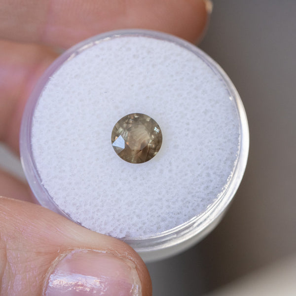 1.50CT ROUND MADAGASCAR SAPPHIRE, BROWN WITH ORANGE AND GREEN FLASHES, 6.7MM