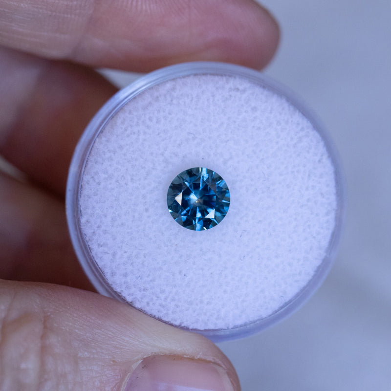 1.40CT ROUND PRECISION CUT MONTANA SAPPHIRE, MEDIUM OCEAN BLUE TEAL, 6.6X4.3MM