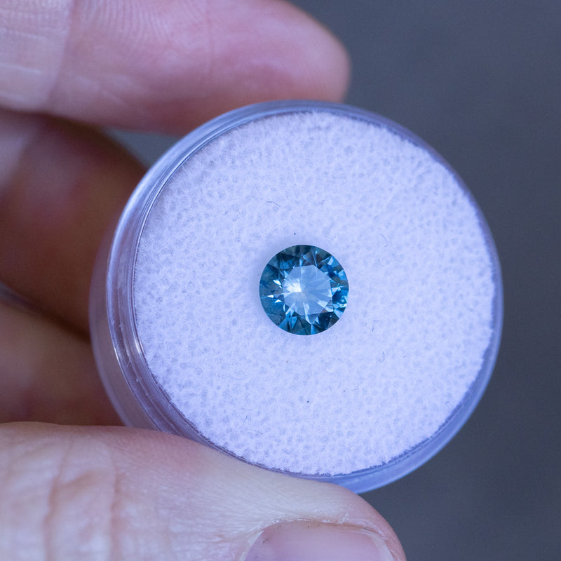 1.40CT ROUND PRECISION CUT MONTANA SAPPHIRE, MEDIUM OCEAN BLUE TEAL, 6.6X4.3MM