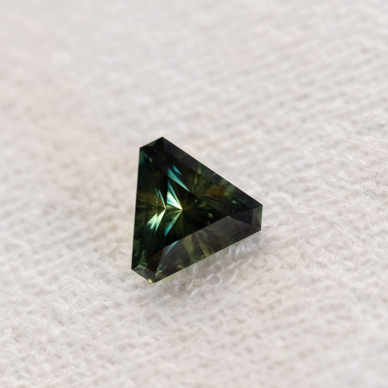 1.74CT AUSTRALIAN TRILLION SAPPHIRE, DEEP GREEN PARTI YELLOW, UNTREATED, 7.03MM