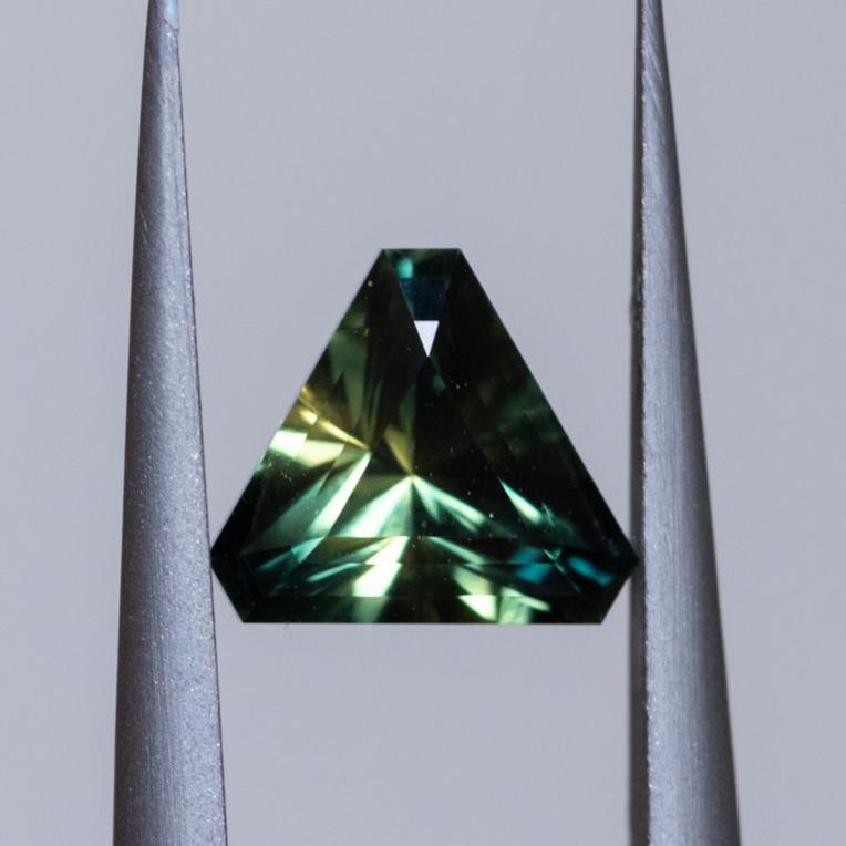 1.74CT AUSTRALIAN TRILLION SAPPHIRE, DEEP GREEN PARTI YELLOW, UNTREATED, 7.03MM