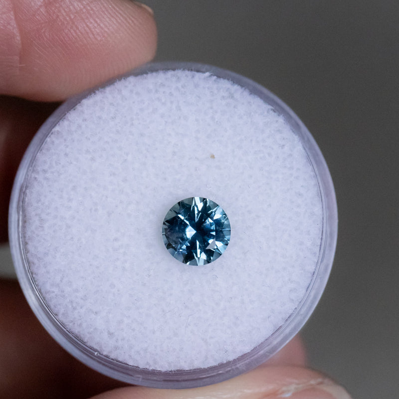 1.14CT ROUND PRECISION CUT MONTANA SAPPHIRE, OCEAN BLUE WITH SOME PURPLE COLOR SHIFTING, 6X4MM
