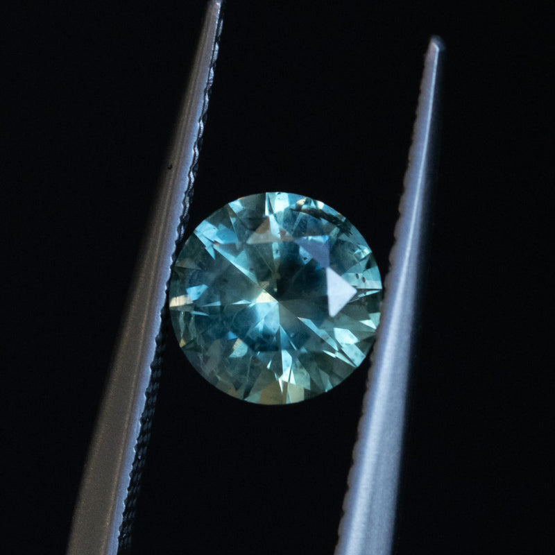 1.41CT ROUND PRECISION CUT MONTANA SAPPHIRE, PARTI MEDIUM TEAL BLUE WITH YELLOW GREEN, 6.8MM