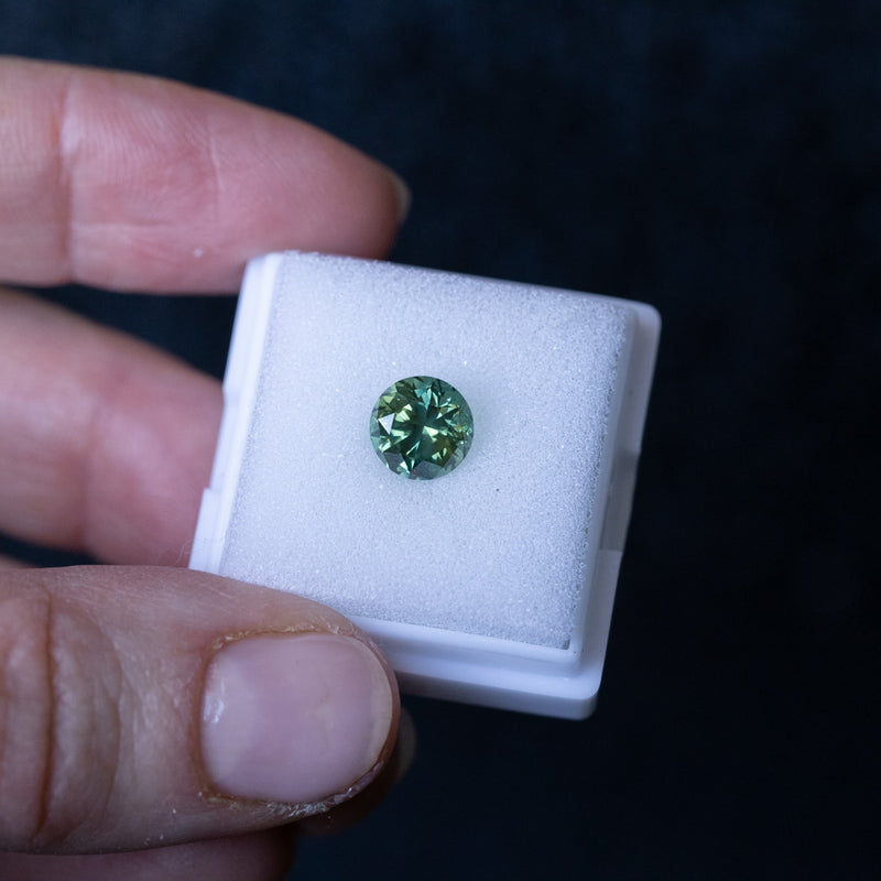 1.93CT ROUND PRECISION CUT AUSTRALIAN SAPPHIRE, GREEN WITH YELLOW AND BLUE, 7X5MM