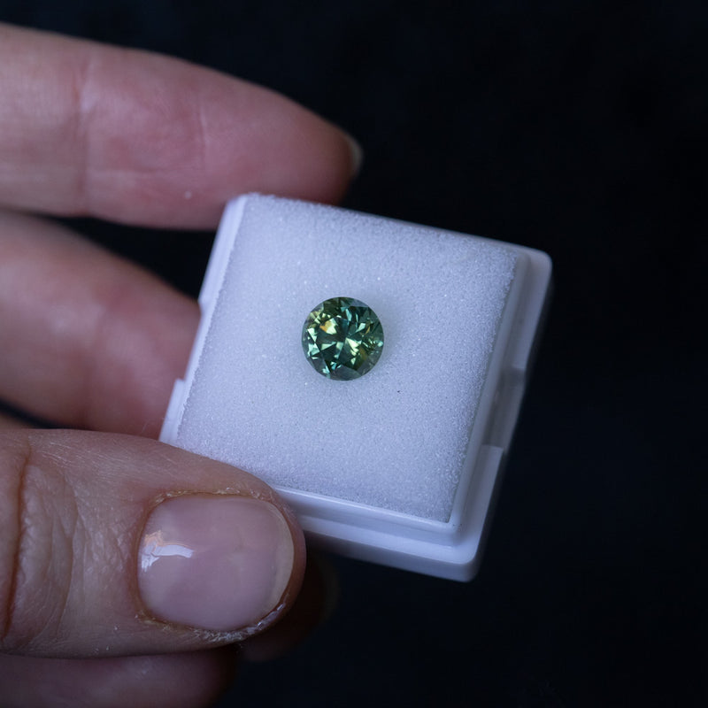 1.93CT ROUND PRECISION CUT AUSTRALIAN SAPPHIRE, GREEN WITH YELLOW AND BLUE, 7X5MM