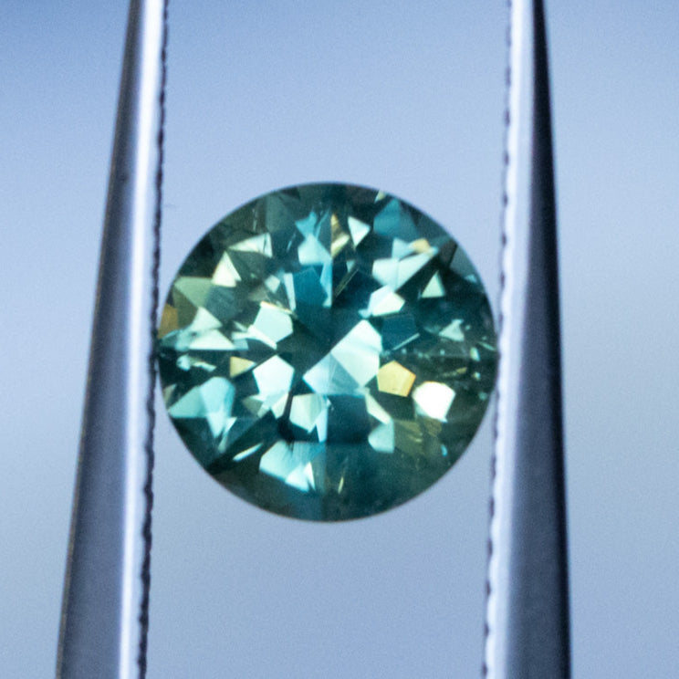 1.93CT ROUND PRECISION CUT AUSTRALIAN SAPPHIRE, GREEN WITH YELLOW AND BLUE, 7X5MM