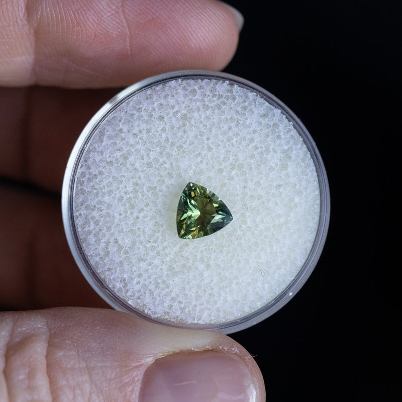 1.00CT TRILLION AUSTRALIAN SAPPHIRE, LIGHT GREEN WITH YELLOW, 6.23X3.80MM, UNTREATED