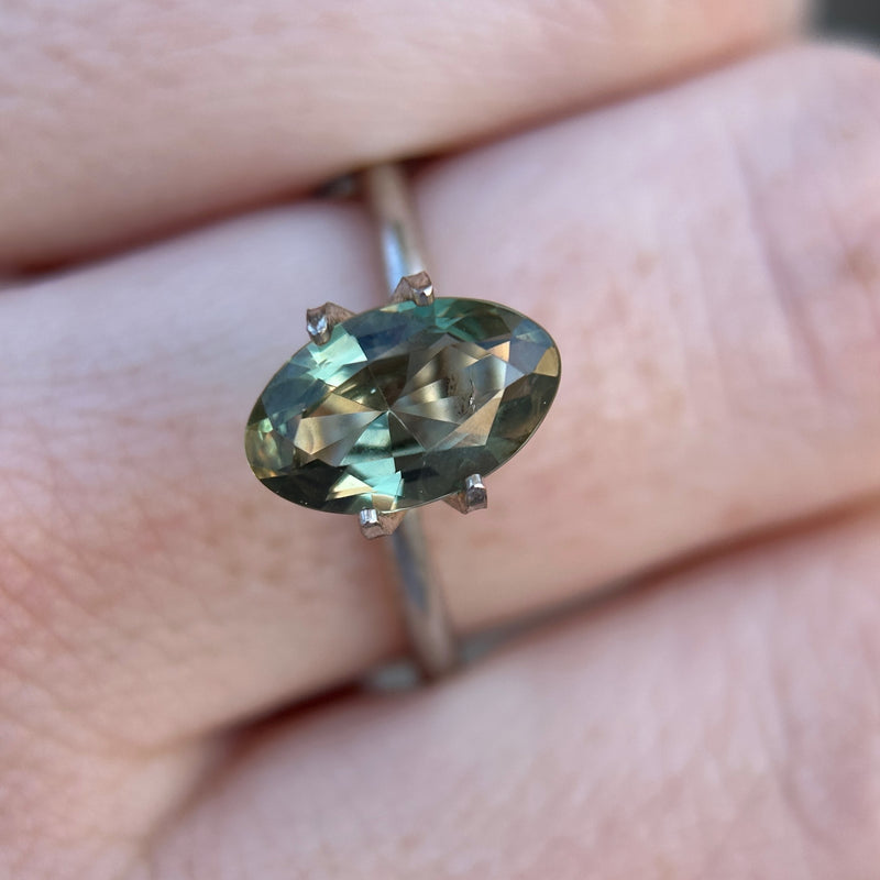 2.21CT MOVAL MONTANA SAPPHIRE, OLIVE GREEN AND GOLD, UNTREATED, 10.70X6.58X3.98MM, EARLY ACCESS