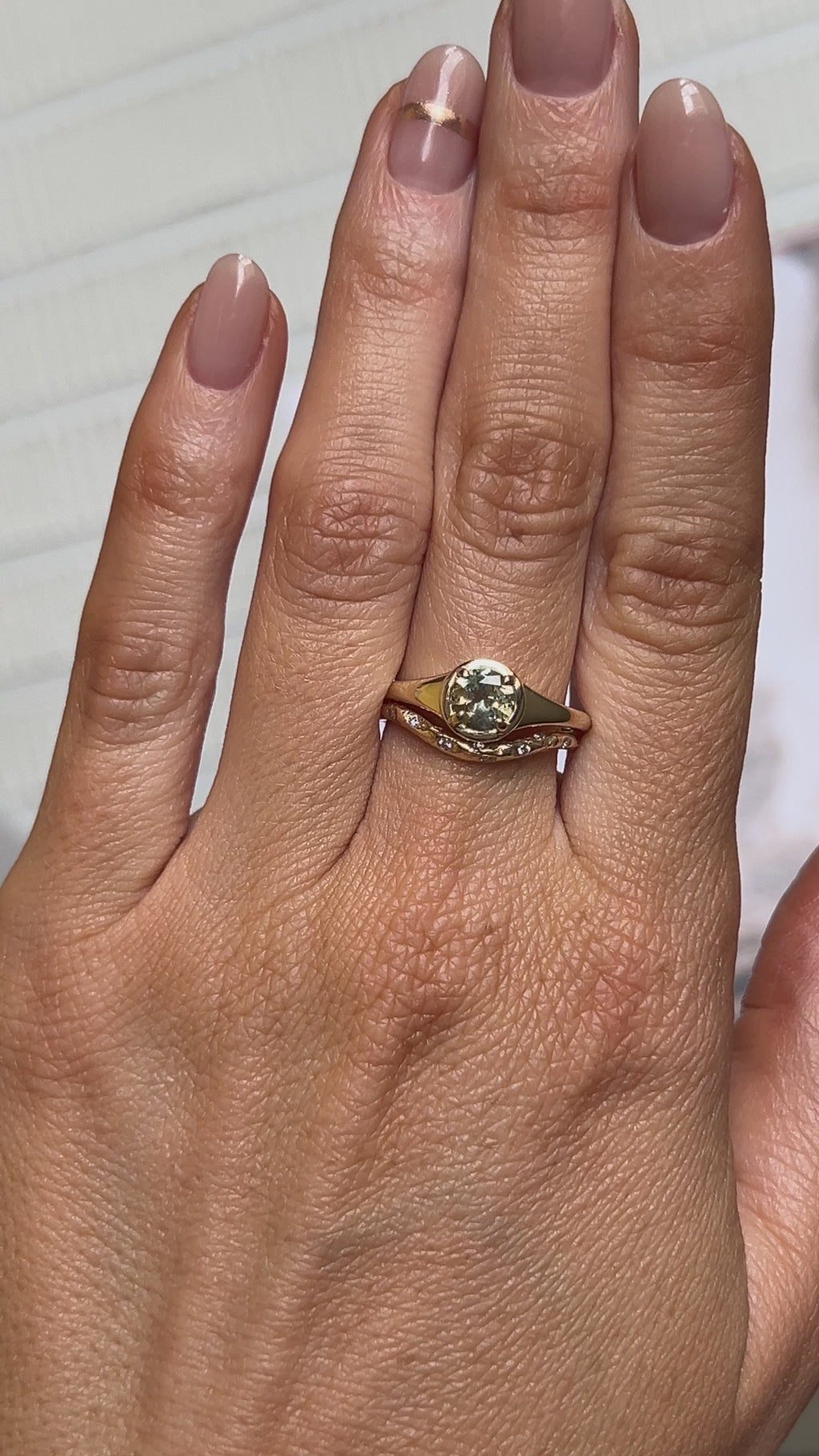 0.85ct Bicolor Round Montana Sapphire Low Profile 4 Prong Signet Solitaire in 14k Yellow Gold