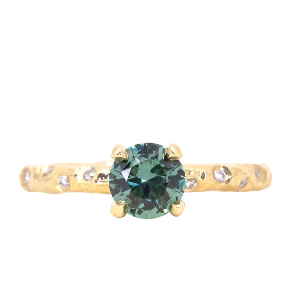 0.96ct Round Color-Shifting Sapphire in 18k Yellow Gold Evergreen Solitaire with Scattered Embedded Diamonds