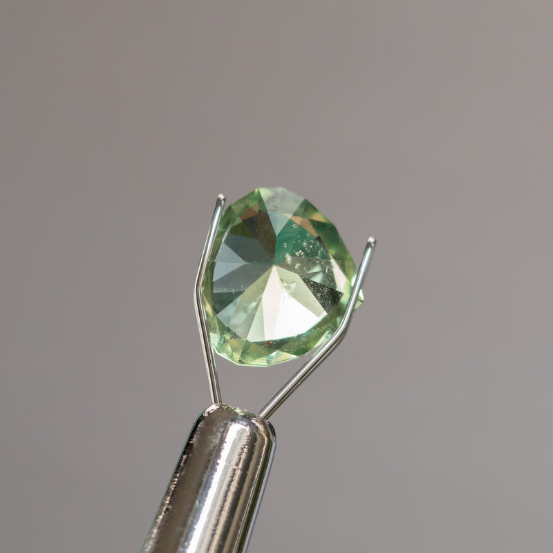 3.28CT MODIFIED TRILLION PEAR CUT MONTANA SAPPHIRE, GREEN YELLOW FLASHES OF TEAL, 8.9X9.7MM, UNTREATED