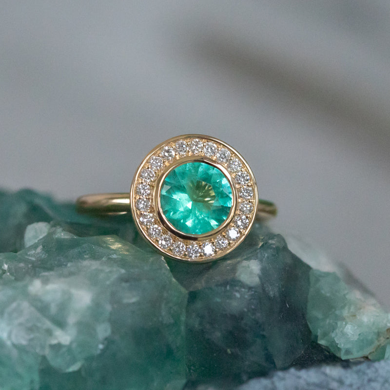 0.94ct Round Neon Green Emerald With Bezel Set Diamond Halo In 18k Yellow Gold