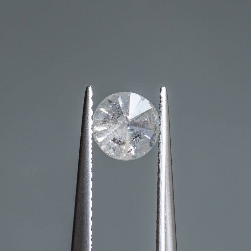 0.99CT ROUND BRILLIANT SALT AND PEPPER DIAMOND, WHITE CLOUDY WITH SPECKLE INCLUSIONS, 6.03X3.98MM