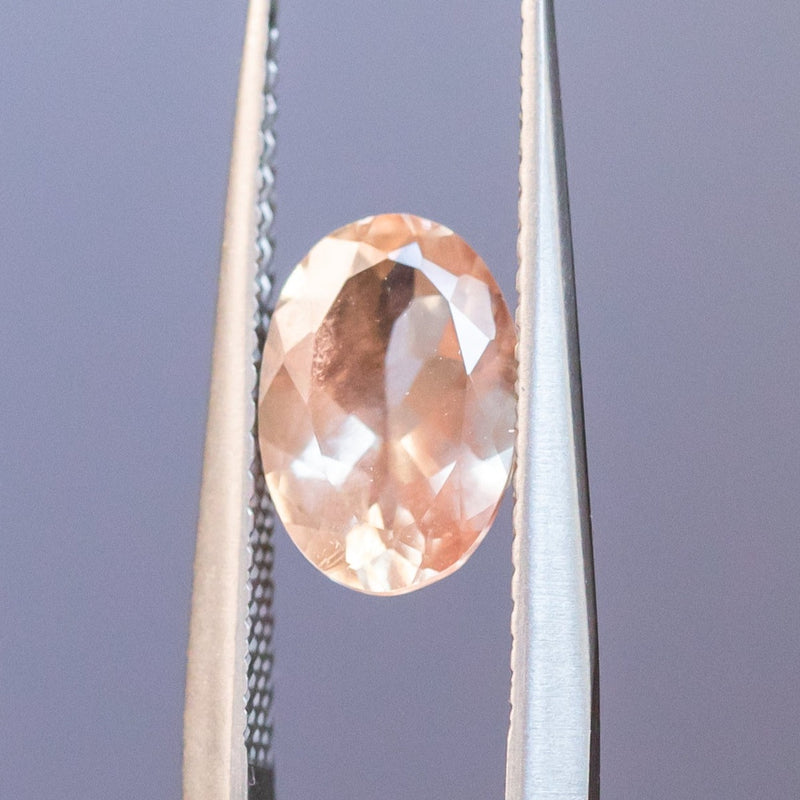 1.23CT OVAL OREGON SUNSTONE, LIGHT PEACH, 6.11X9MM