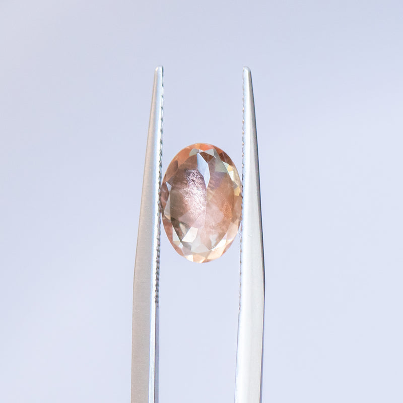 1.23CT OVAL OREGON SUNSTONE, LIGHT PEACH, 6.11X9MM