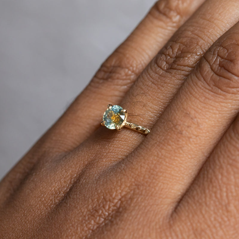 1.03ct Round Parti Montana Sapphire Evergreen Solitaire in 18k Yellow Gold